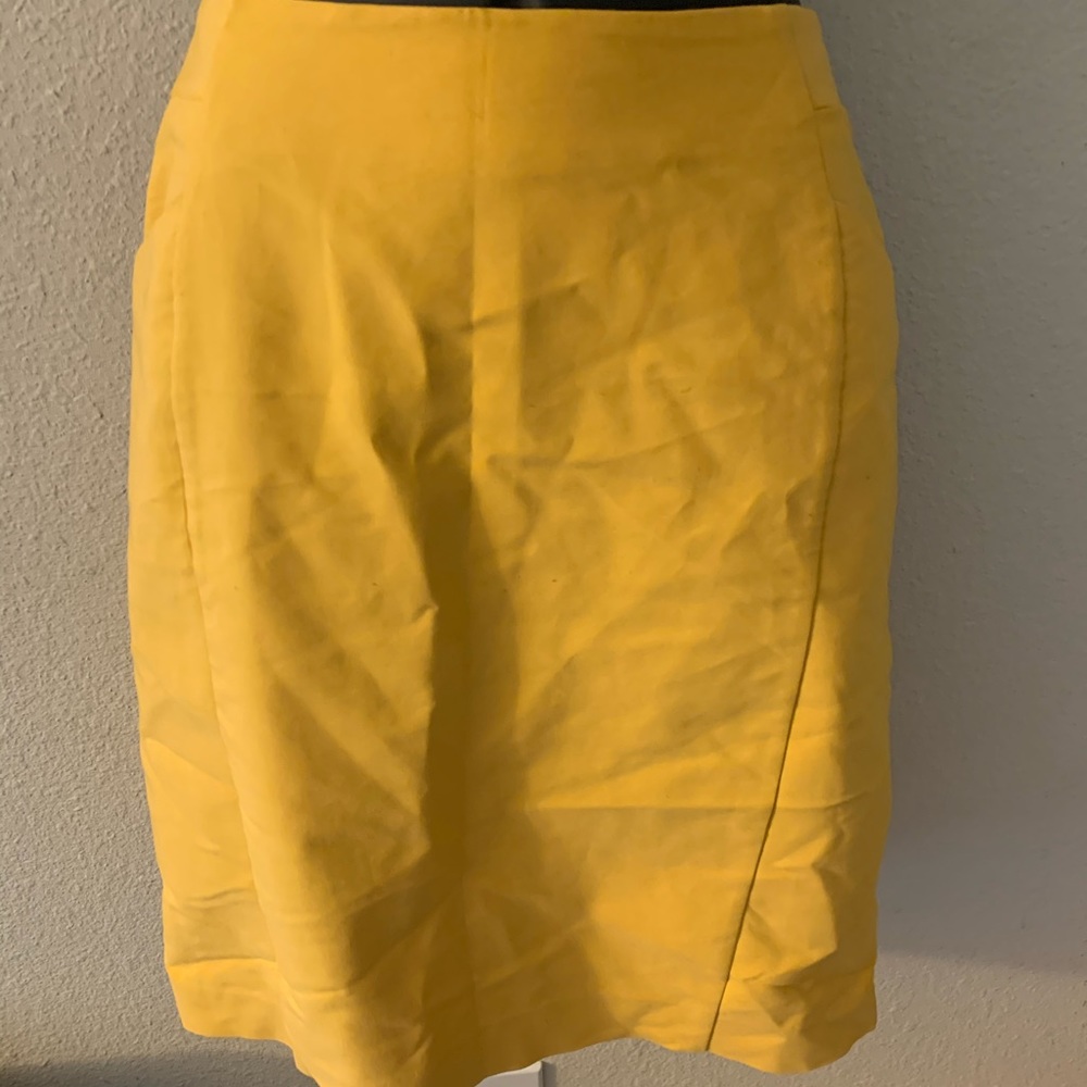 Yellow skirt with pockets